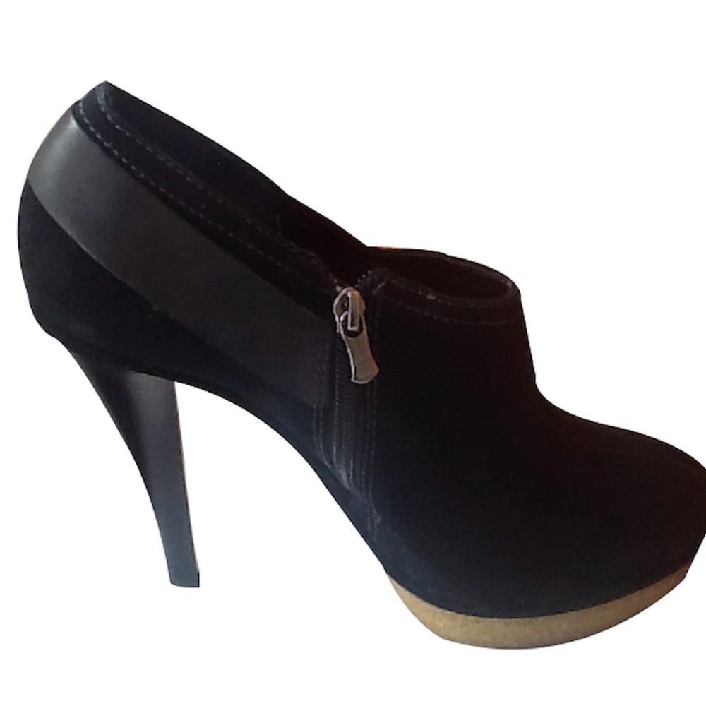 BCBG Never worn,leather beautiful platform booties